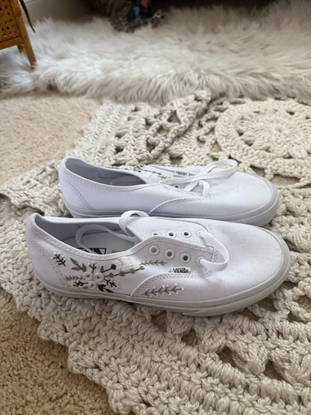 Vans White Floral Embroidered Sneakers Women’s 8 NEW